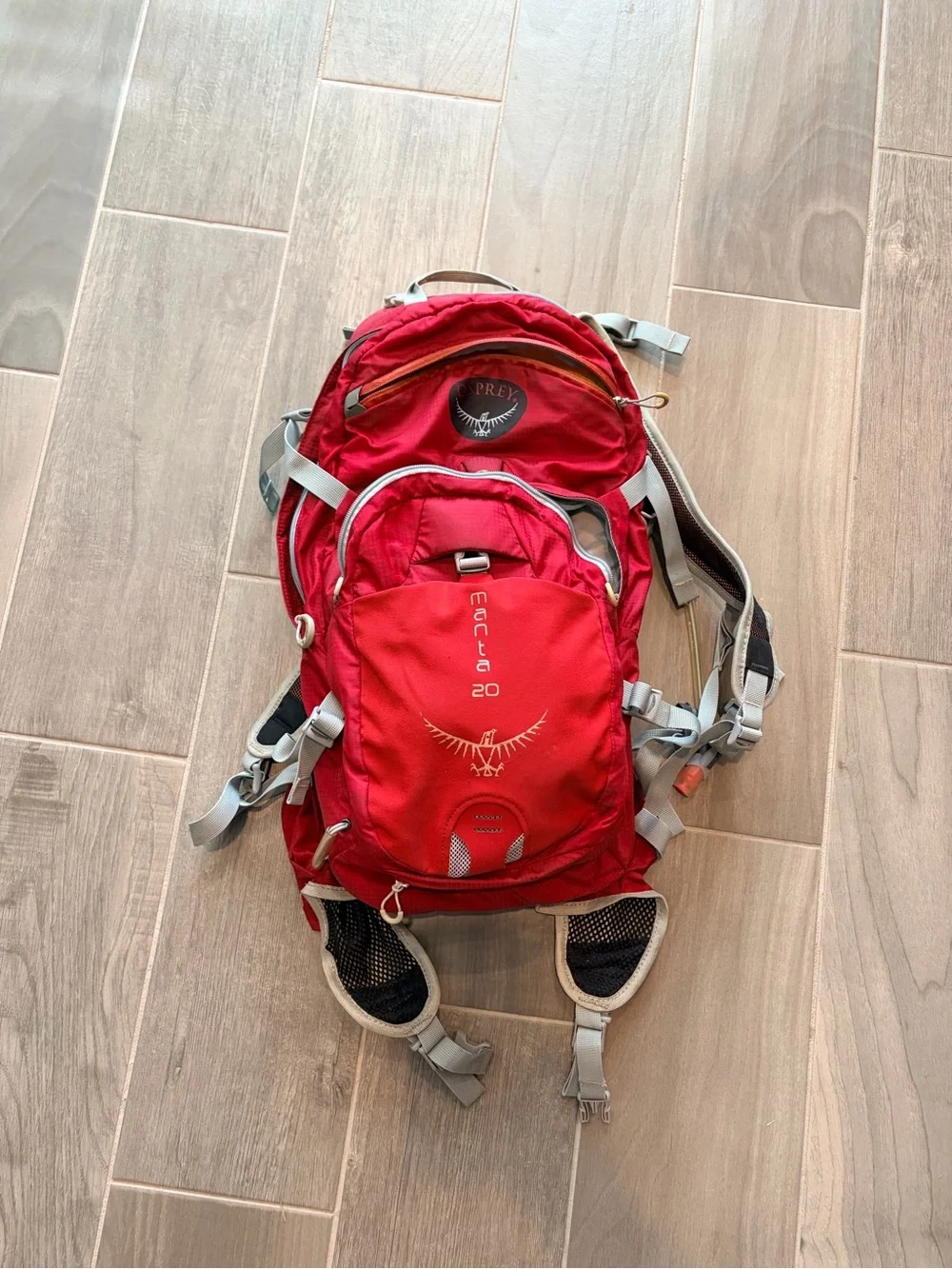 OSPREY Manta 20 Red Men's Hydration Backpack with Adjustable Straps